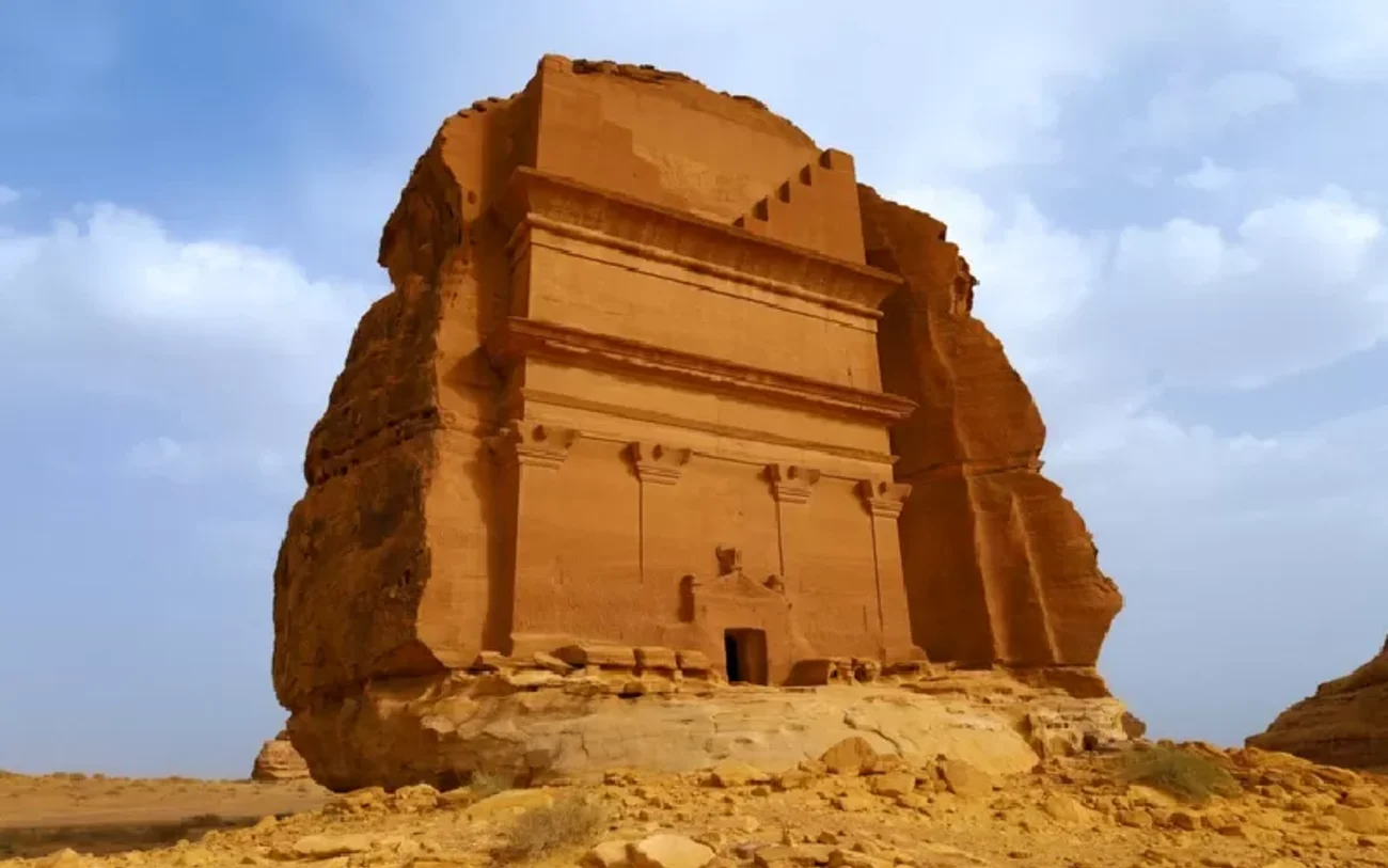 Qasr al-Farid: Il Castello Solitario Scavato nella Roccia